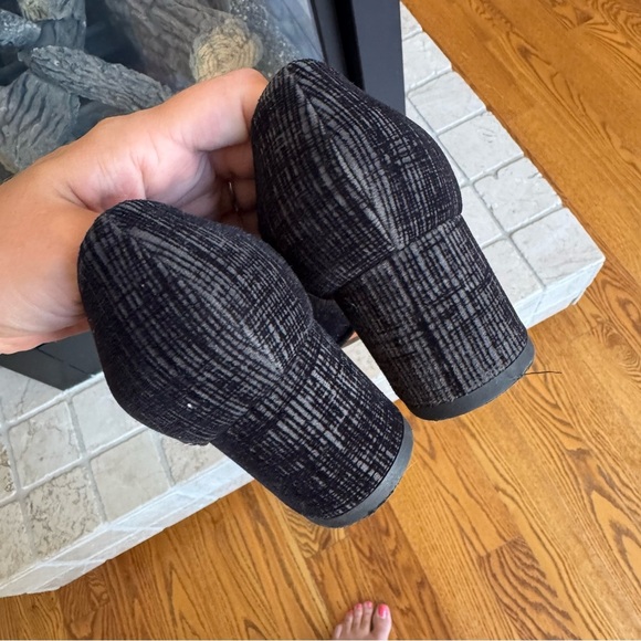 Aquatalia Jilianne Devoure Anthracite Black Textured Suede Heeled Loafer Size 8 - Picture 4 of 7